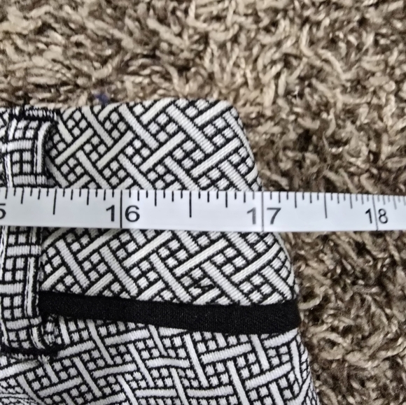 Maurices NWT Capr Dress Pants Womens 11/12 Black White Abstract Pockets Mid-Rise - Picture 4 of 5